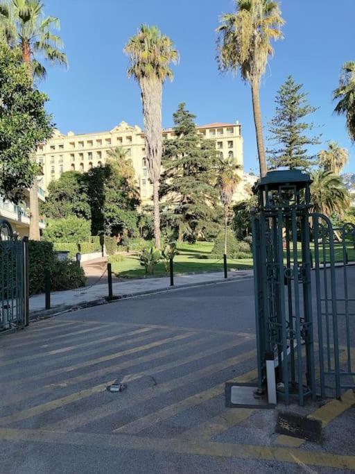 Imperial Palace Bord De Mer Menton Buitenkant foto